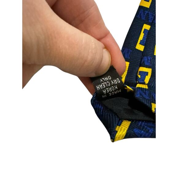 Merge Left University Of Michigan Logo Collegiate Novelty Necktie 100% Silk - Picture 8 of 8
